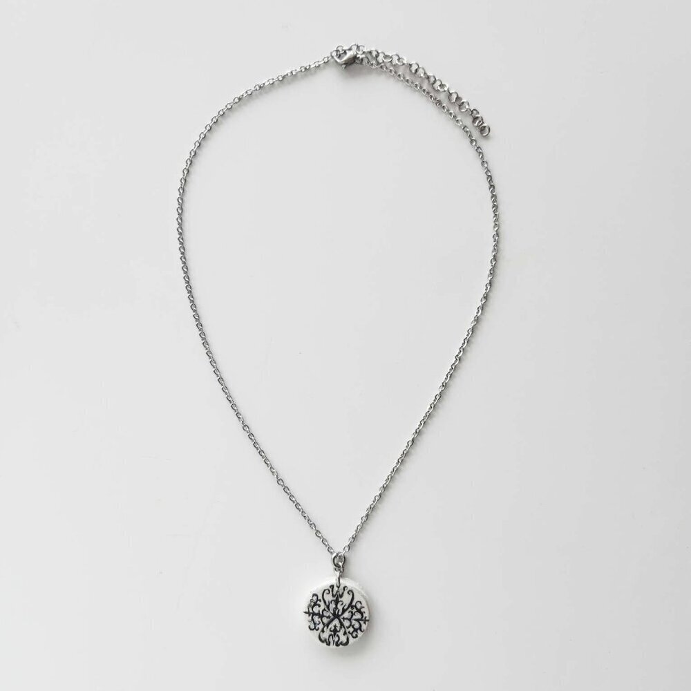 Victorian gothic thorns silver circle pendant necklace - Picture 9 of 13